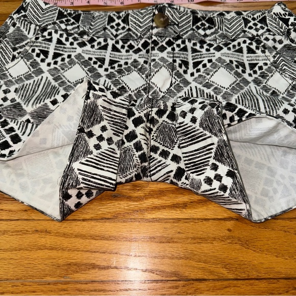 American Eagle Outfitters Women’s Black &‎ White Printed Midi Shorts - Size 8 - Picture 7 of 10